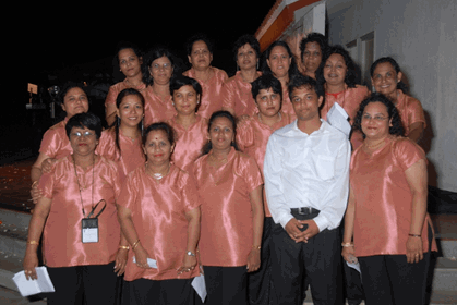 convphoto_The choir after the welcome song.gif