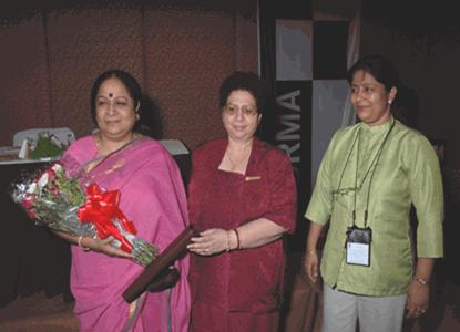 convphoto_Ms Natarajan being felicitated.gif