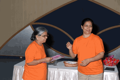 convphoto_One of the lucky prize winners.gif